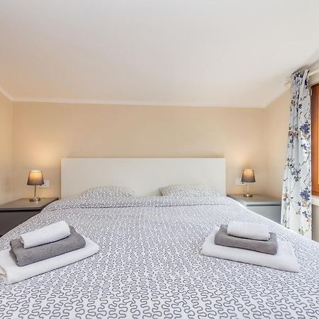 Holiday Home Jela Dobrinj エクステリア 写真