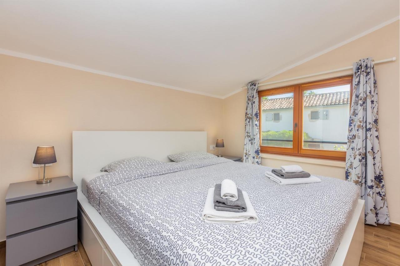 Holiday Home Jela Dobrinj エクステリア 写真