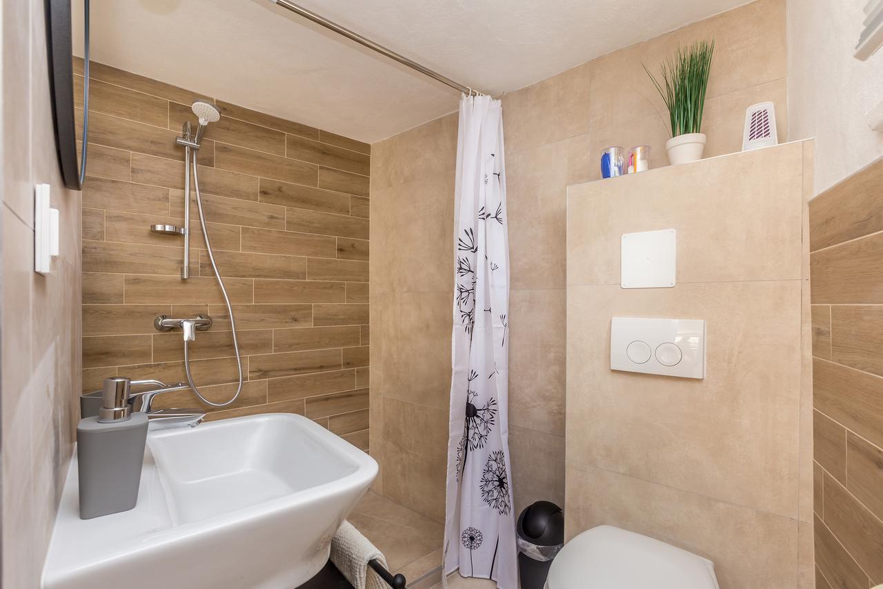 Holiday Home Jela Dobrinj エクステリア 写真